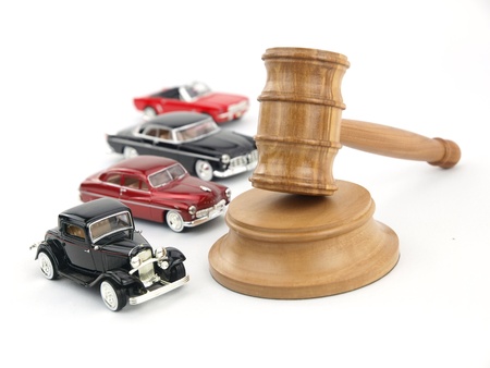 9102711 - gavel auction with antiques cars